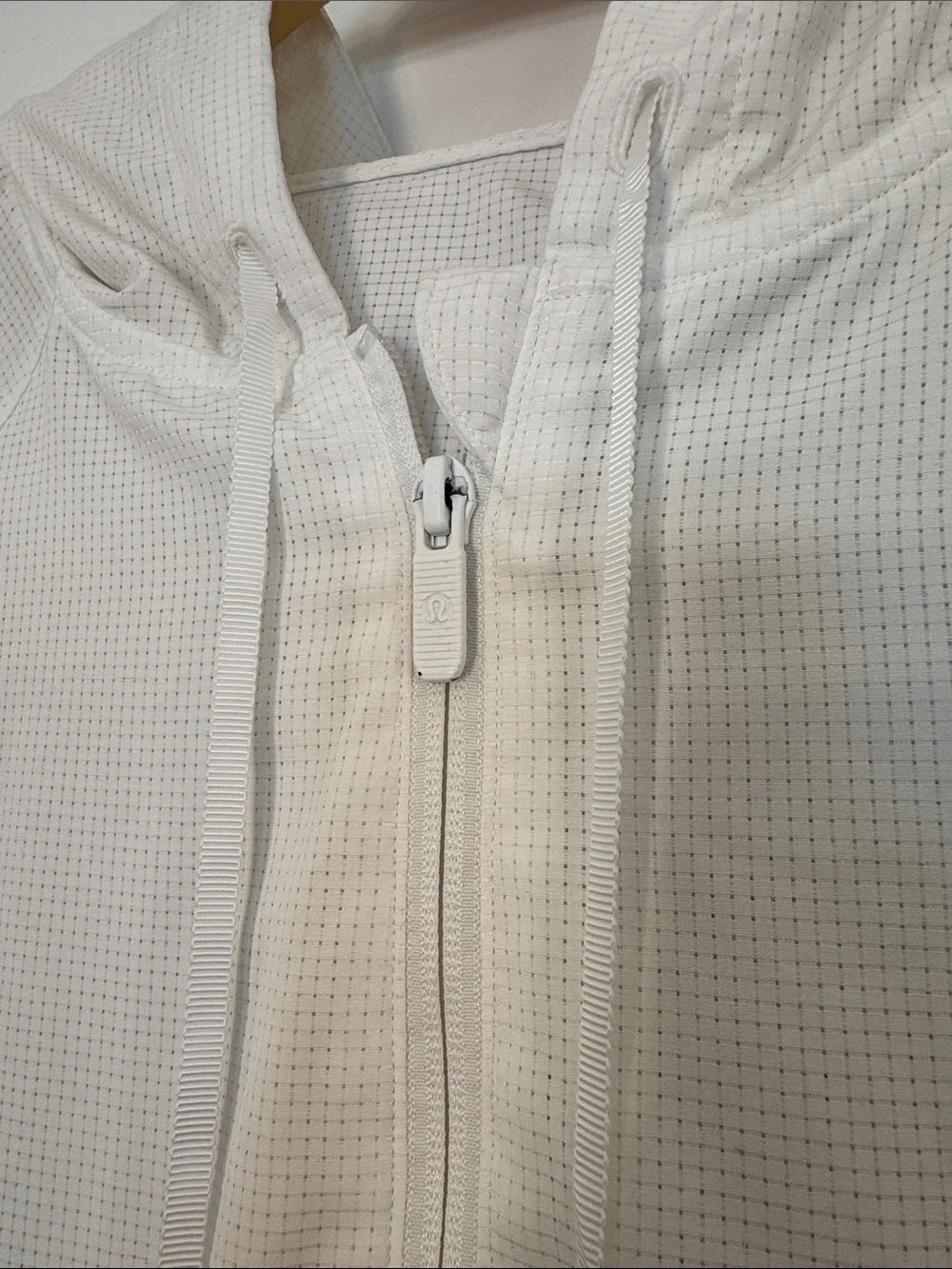 lululemon White Lightweight pack light 1/2 zip pull over workout jacket
